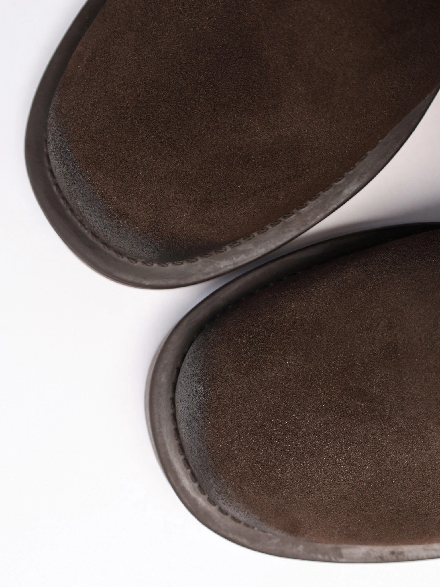 Сапоги коричневого цвета на низком каблуке